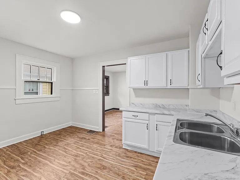 950 N Chester Ave — Photo 11