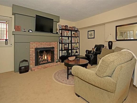4th image of 4 Baldwin Ln #4