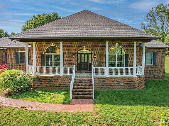 2nd image of 2949 Lawrence Dr
