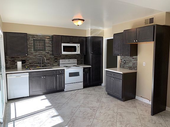 new kitchen with quartz countertops