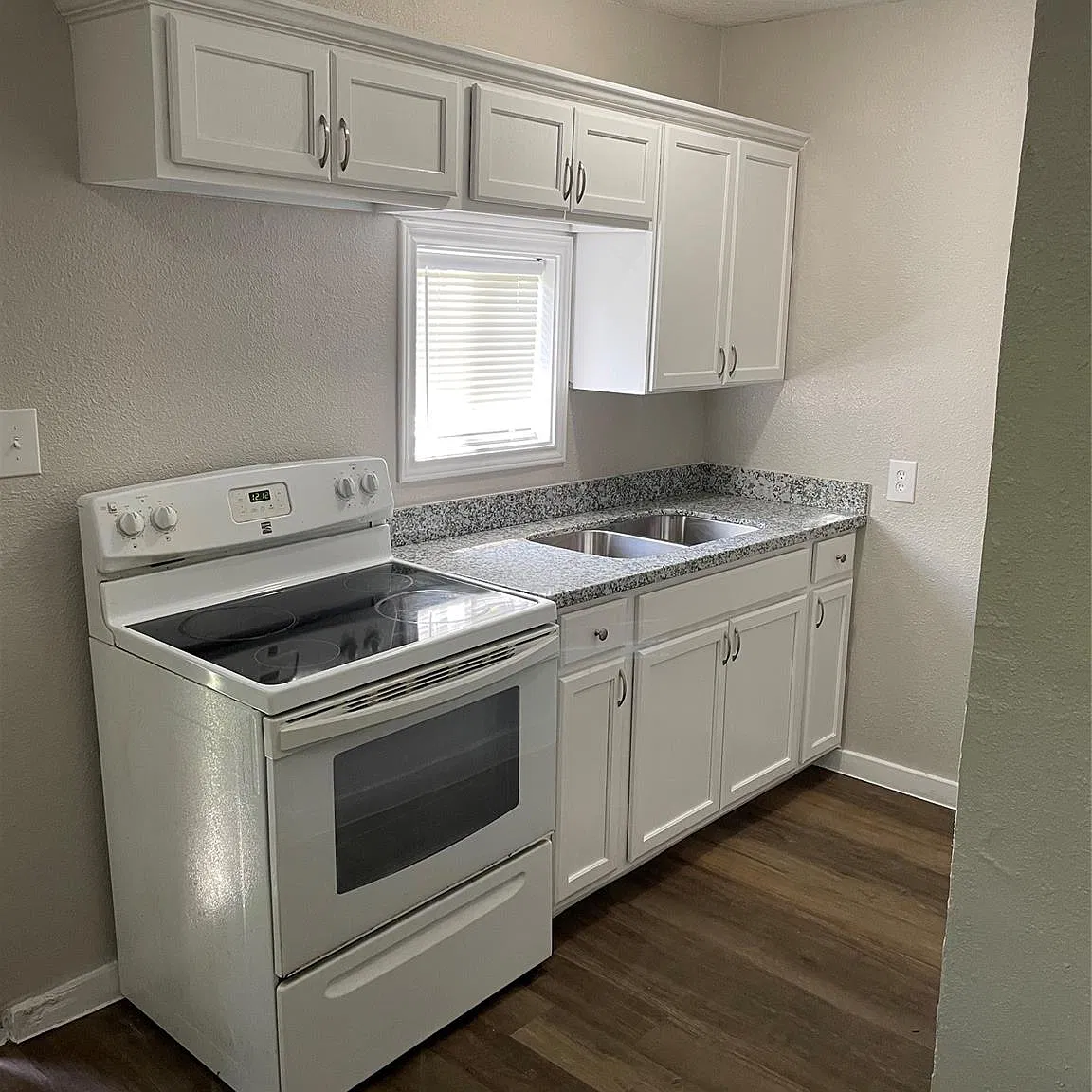 1 bed, 1.0 bath, 600 sqft, $895 — Photo 2