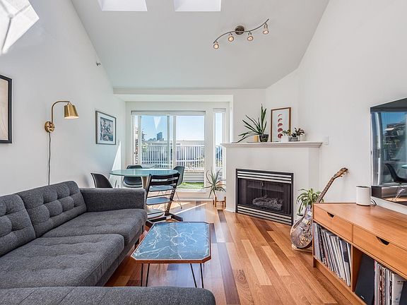 2nd image of 3939 Hastings St #404