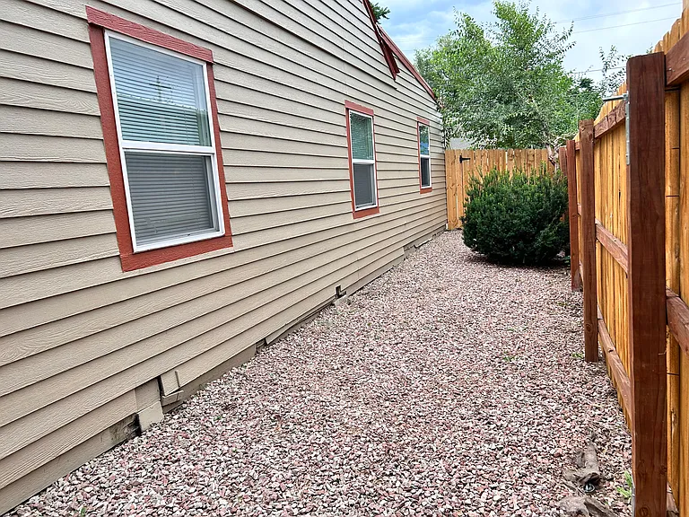 1461 Eaton St — Photo 4