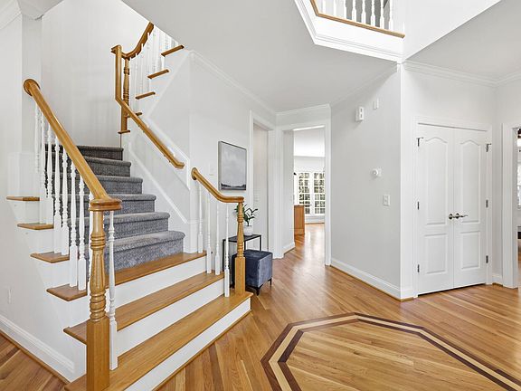 4th image of 215 Lansbrooke Ln