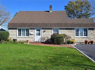 703 Gardiners Ave, Levittown, NY 11756