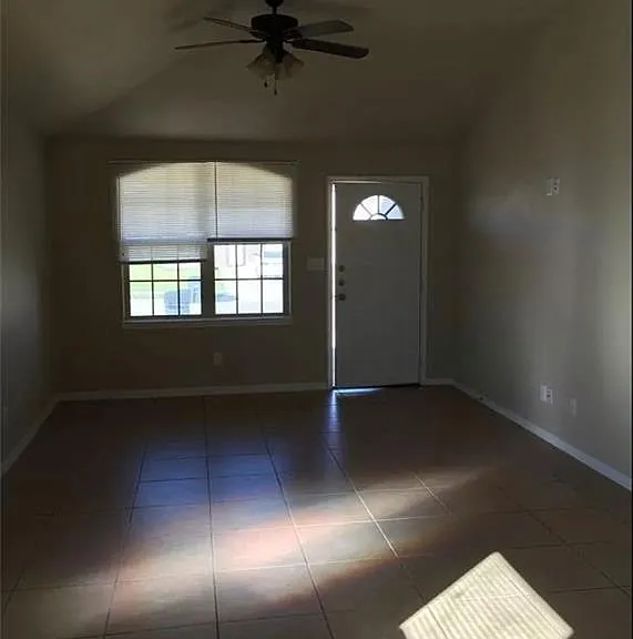 1208 Cavalry Ln #B — Photo 2