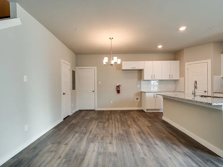 737 Wheatfield Dr — Photo 4