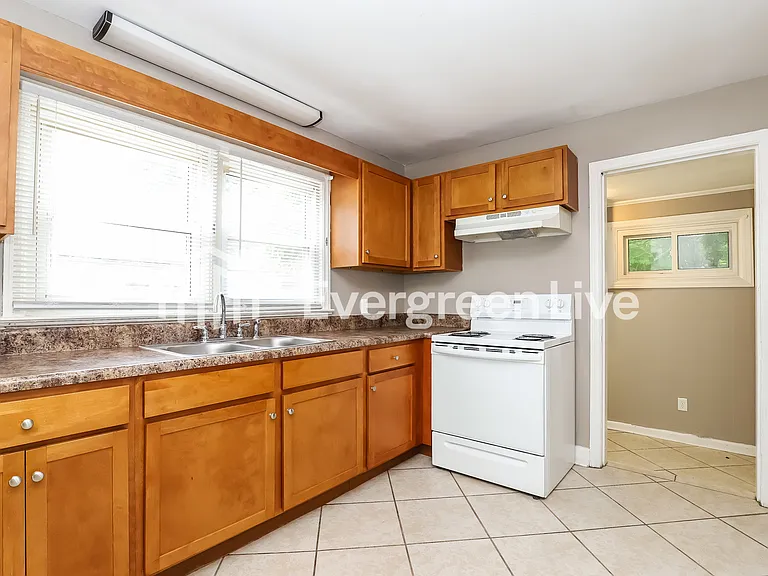 1113 Cedrow Dr — Photo 5