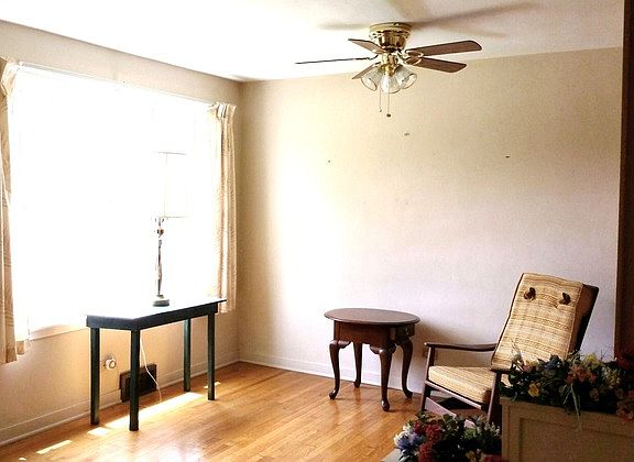 2nd image of 2118 Marshall Pkwy