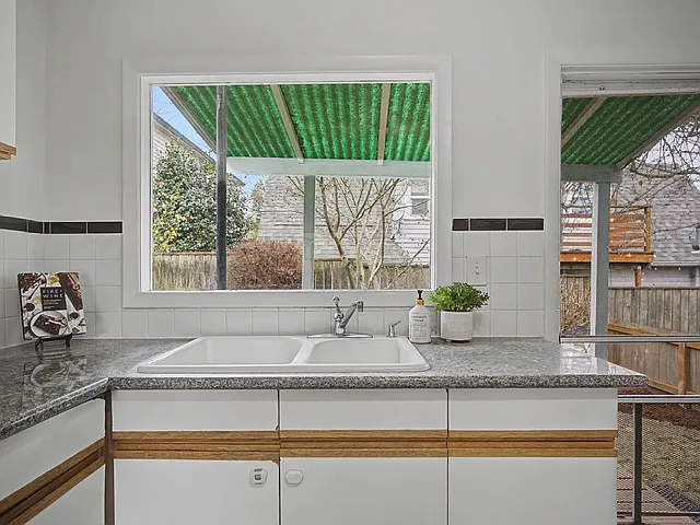 2220 SE Yamhill St — Photo 64