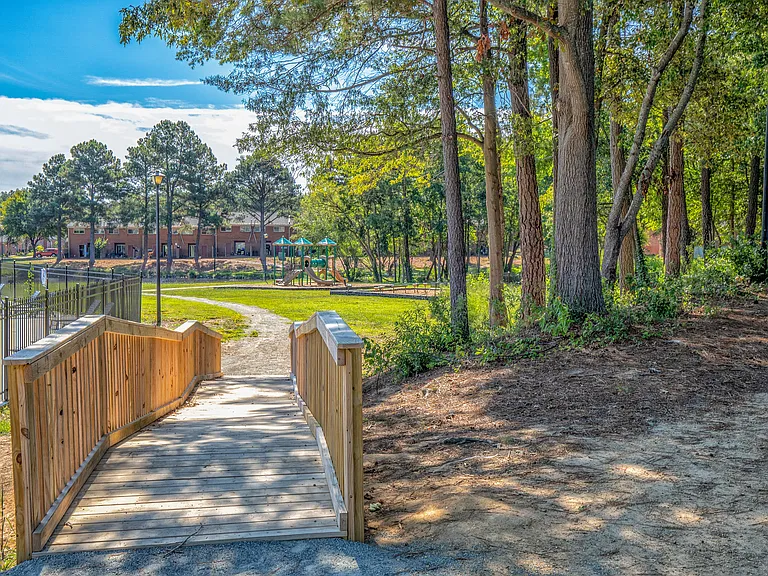 Crystal Lakes Apartments — Photo 5