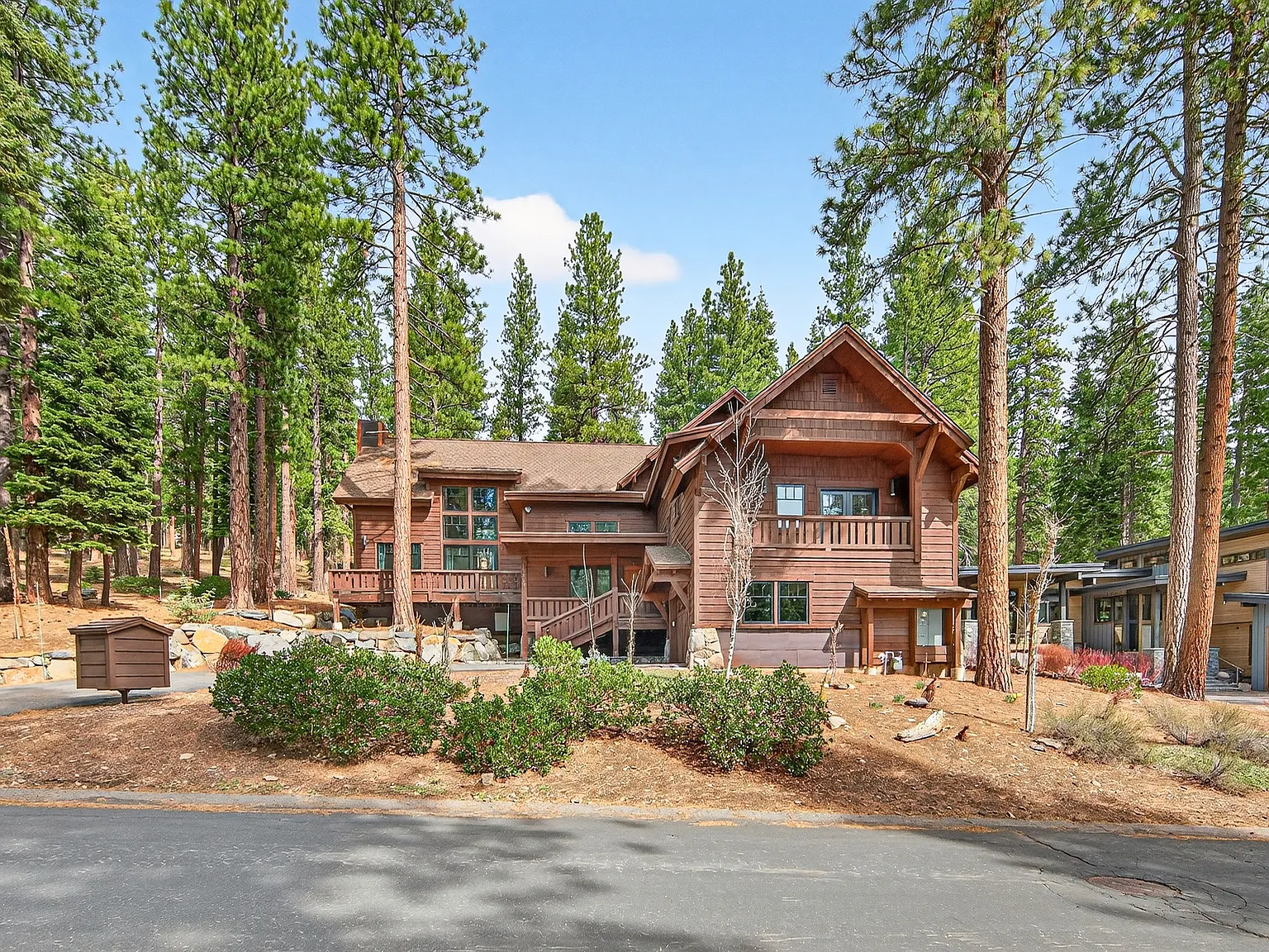 5 bed, 3.5 bath, 4400 sqft, $14,500 — Photo 2