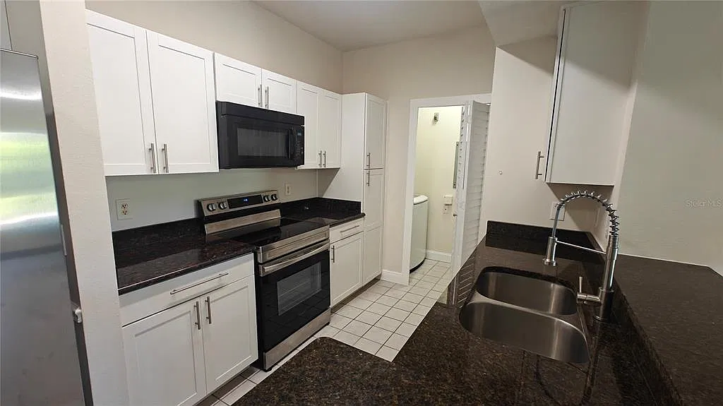 3 bed, 2.0 bath, 1346 sqft, $2,099 — Photo 4