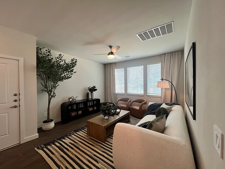Gaston Dr — Photo 3