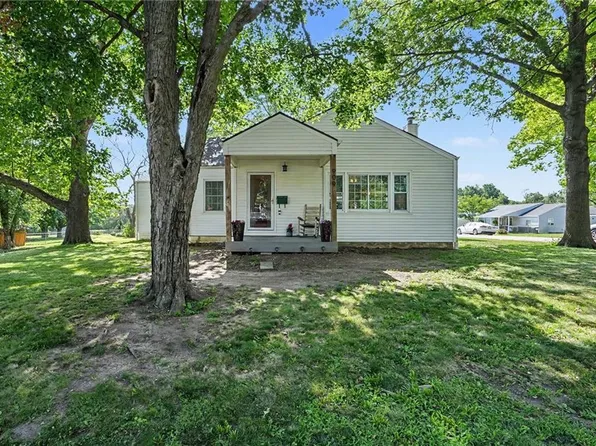 909 Pawnee Dr, Paola, KS 66071