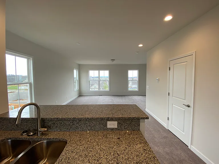 435 John Adams Dr — Photo 6