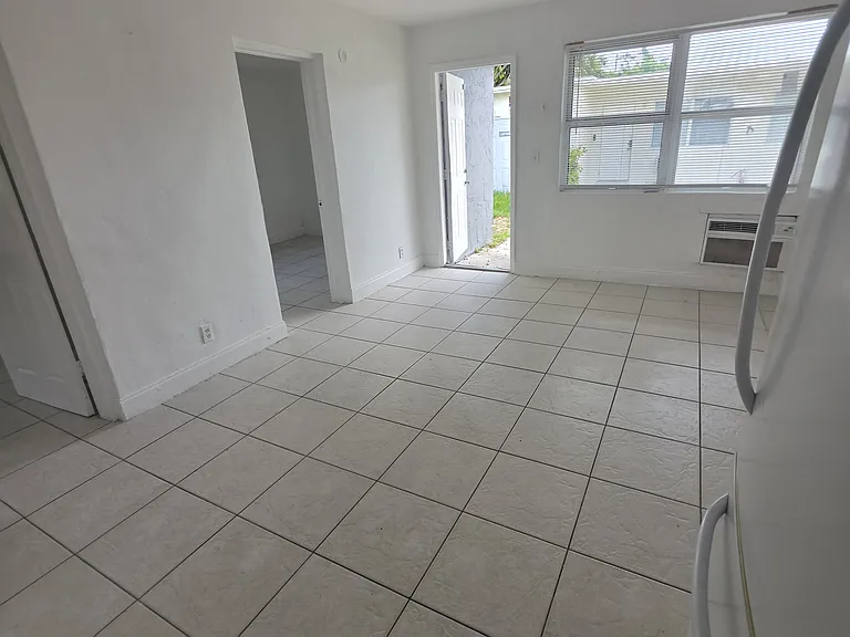 1305 NE 2nd Ave #4 — Photo 5