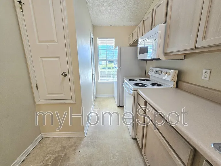 9580 Cobblebrook Dr — Photo 6
