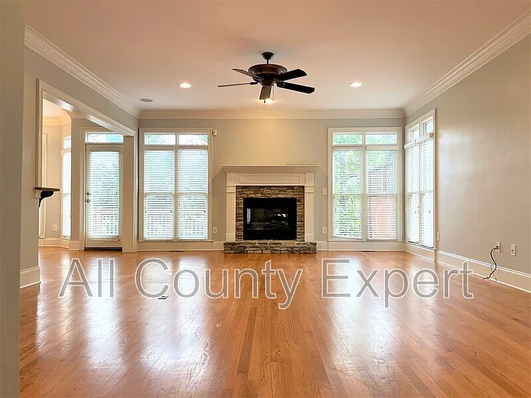 895 Lenox Ct NE — Photo 5