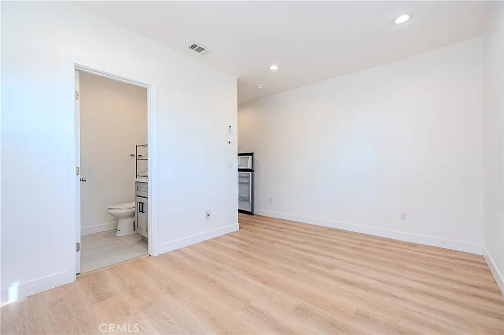 Studio, 300 sqft, $1,600 — Photo 2