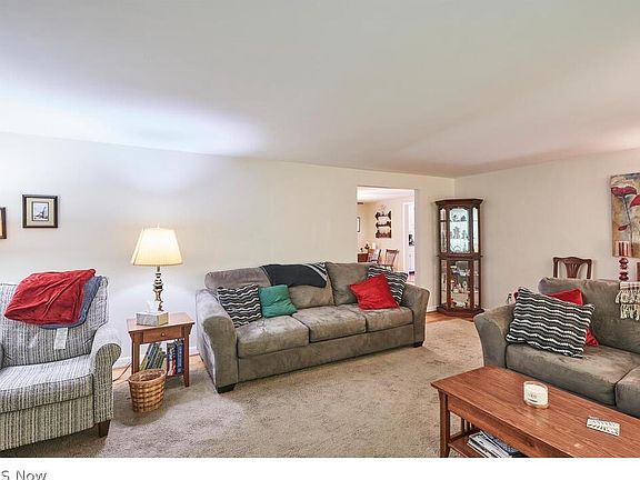 4th image of 640 Crestwood Ave