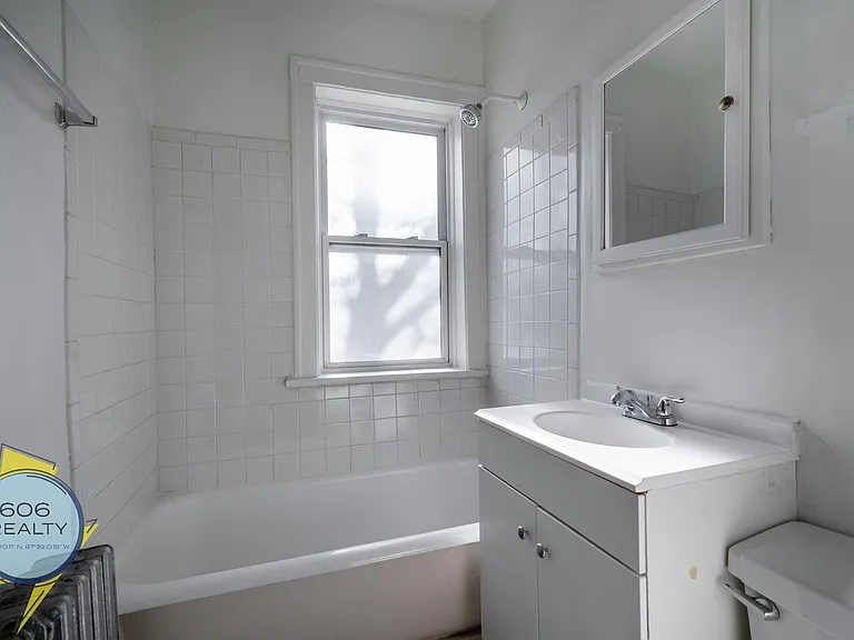 Albany Park Apartments - 4901 Christiana — Photo 11