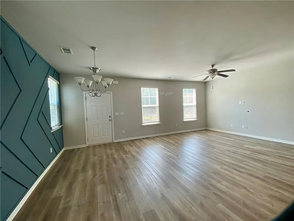 1329 Rosemary Ln — Photo 3