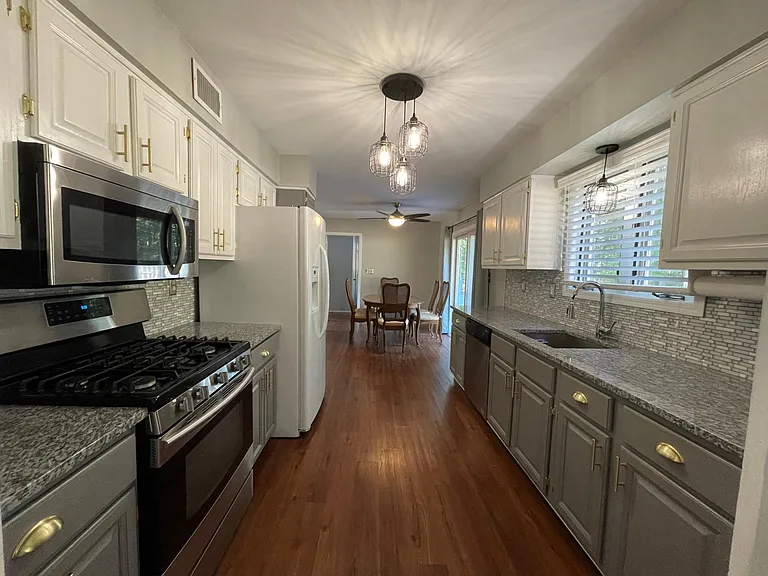 16 Jenny Ln — Photo 3