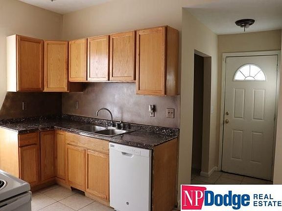 2nd image of 2919 Erskine St