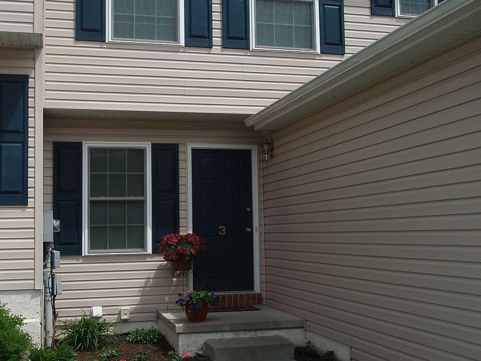 Front of house w/ attached one car garage