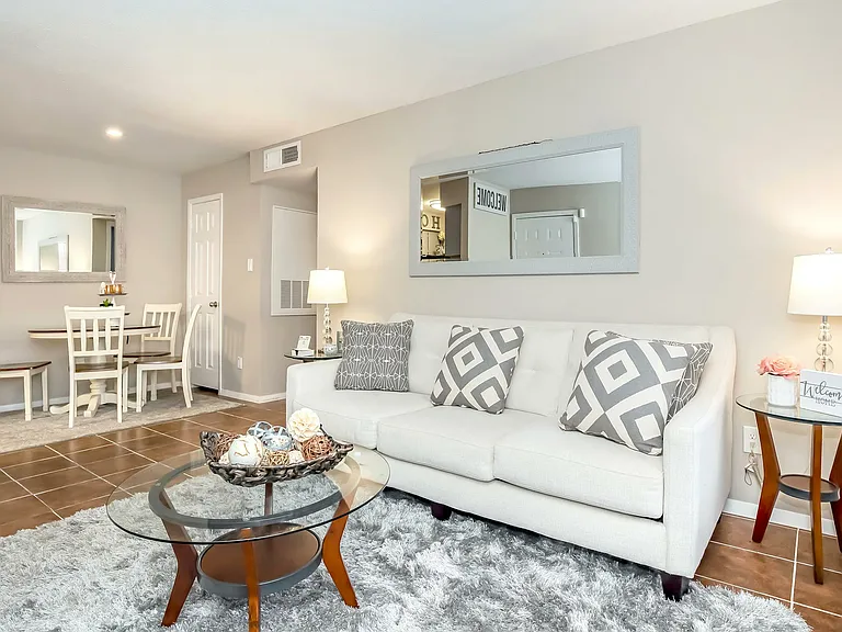 Del Lago Apartments — Photo 1