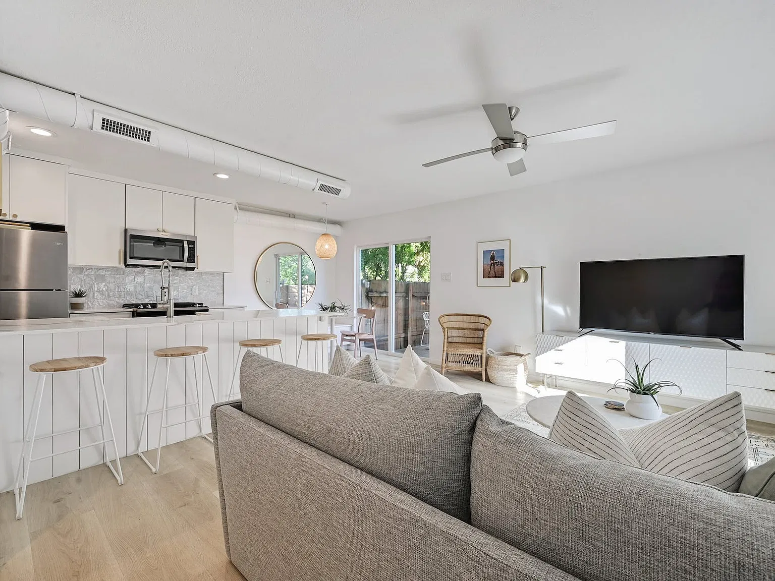 2 bed, 1.5 bath, 968 sqft, $2,195 — Photo 2