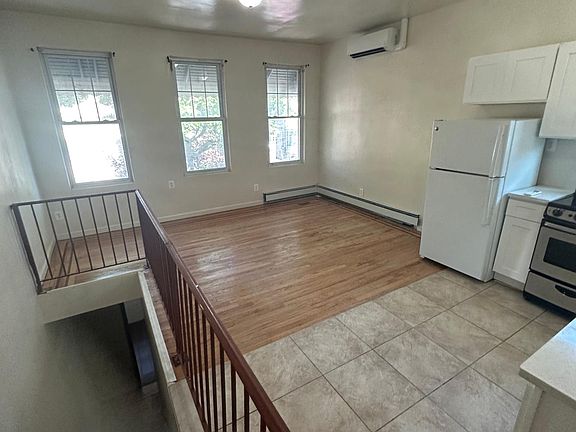 4th image of 3255 Fenton Ave #2