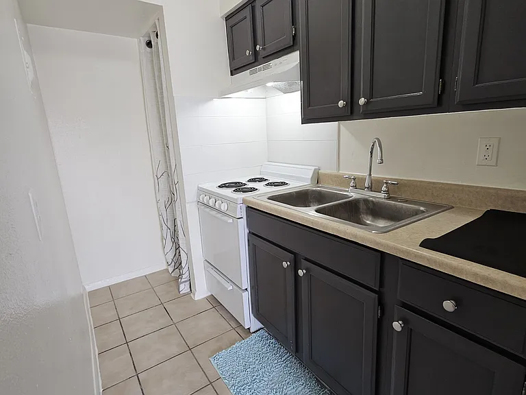 1938 E Adams St #3 — Photo 9