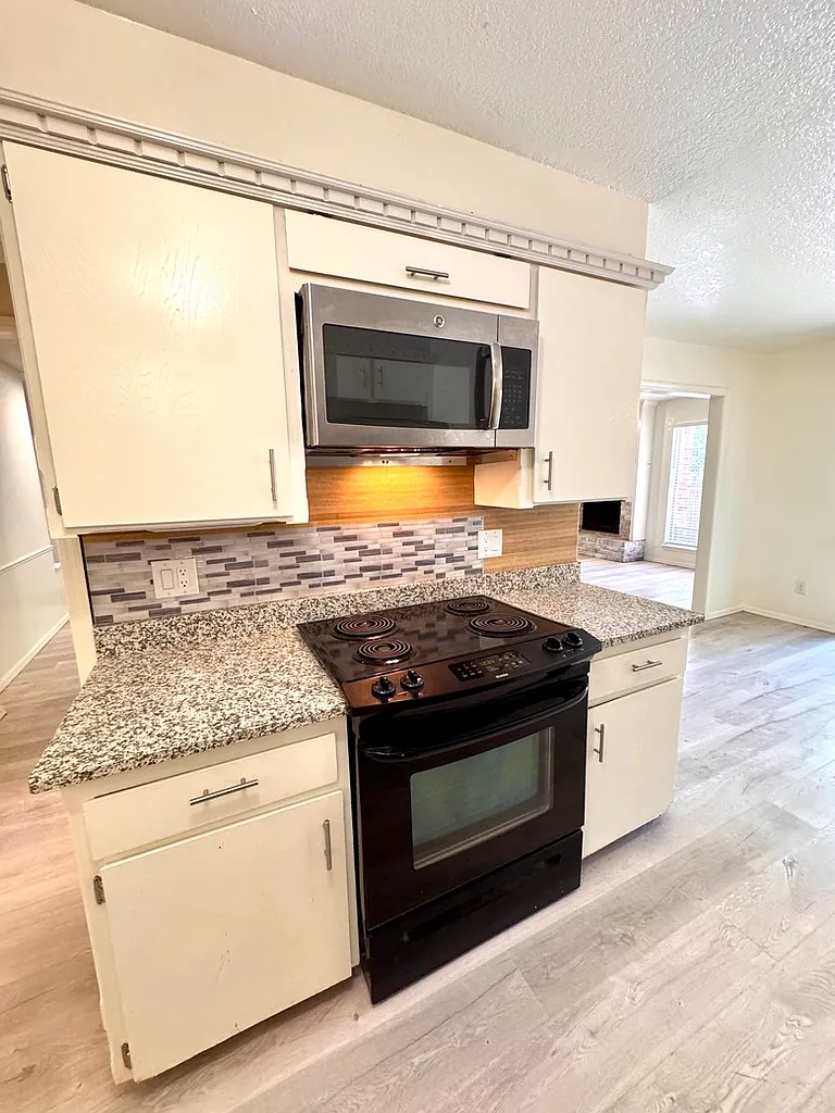 3 bed, 2.5 bath, 1600 sqft, $1,525 — Photo 2