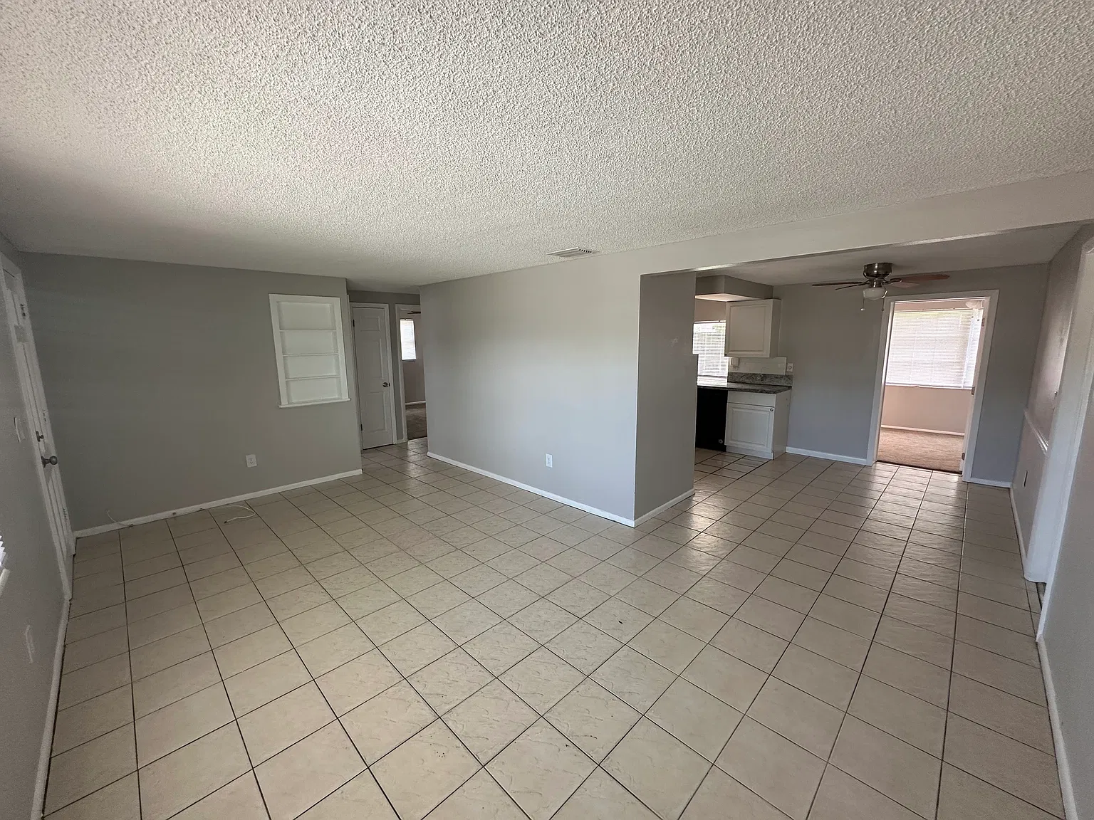 3/2 Home in New Port Richey with fenced back yard — Photo 3