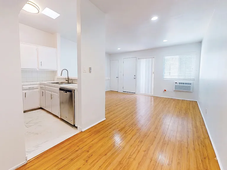 3638 Midvale Ave — Photo 2
