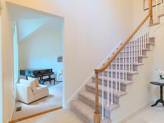 5th image of 5 Woodbury Dr