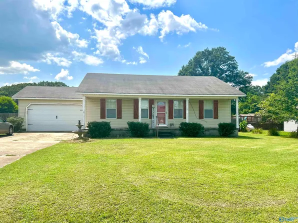 1305 Rubrum Ln, Albertville, AL 35951