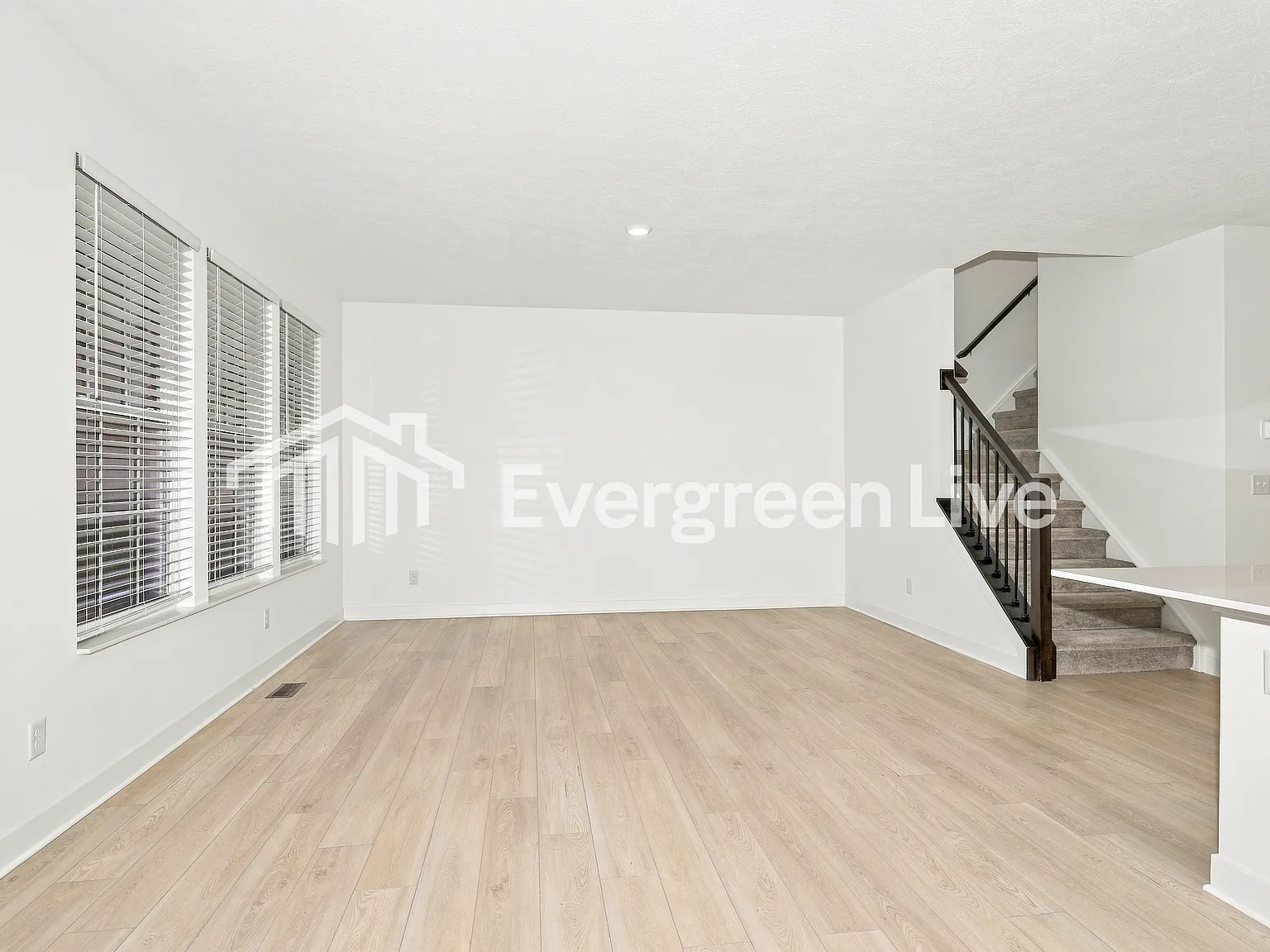 3 bed, 3.0 bath, 2063 sqft, $2,180 — Photo 4