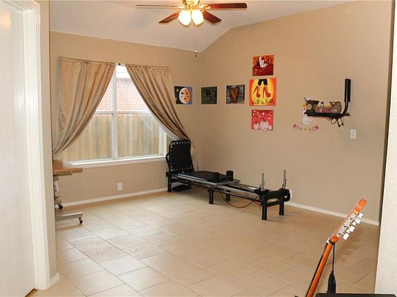 5th image of 215 Oakhurst Dr