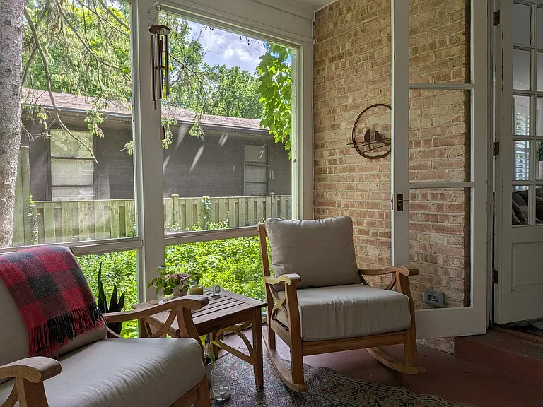 2741 Lincolnwood Dr — Photo 25