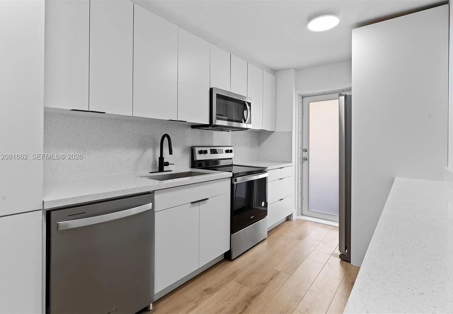 Twin Towers Condo — Photo 3