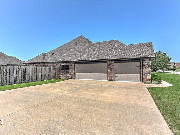 3rd image of 6000 W Bainbridge Dr
