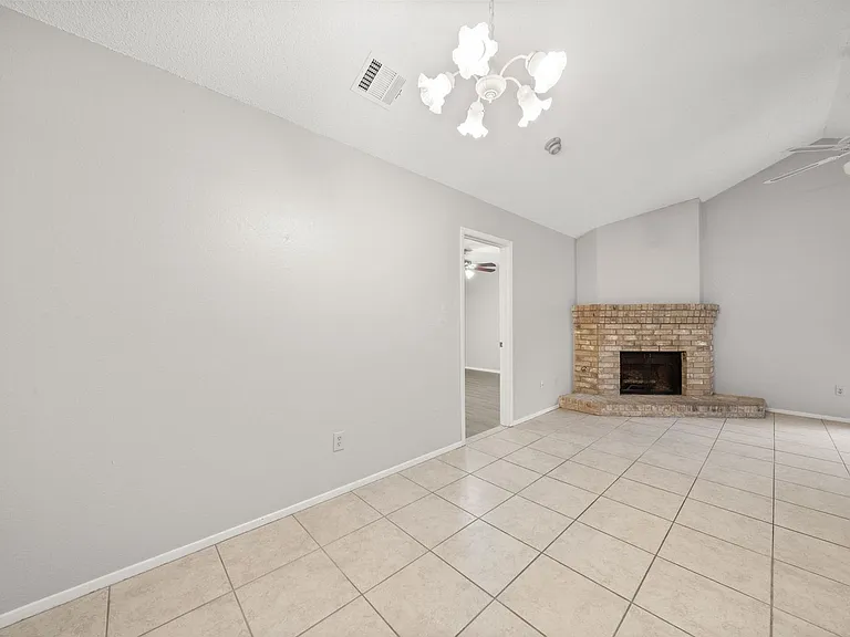 411 Greenlawn Blvd — Photo 9