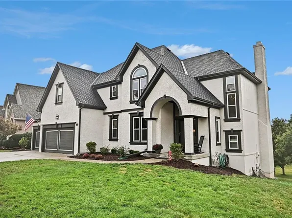 8008 Park Ridge Dr, Parkville, MO 64152