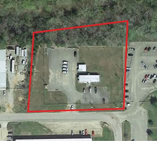 2nd image of 900 Ravenwood Dr