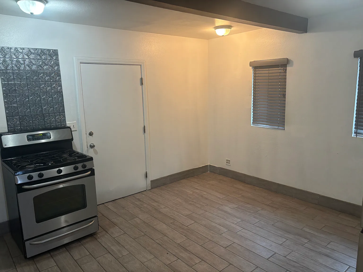 3 bed, 756 sqft, $2,200 — Photo 3