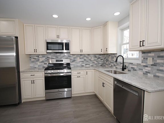 5th image of 824 Drake Ave