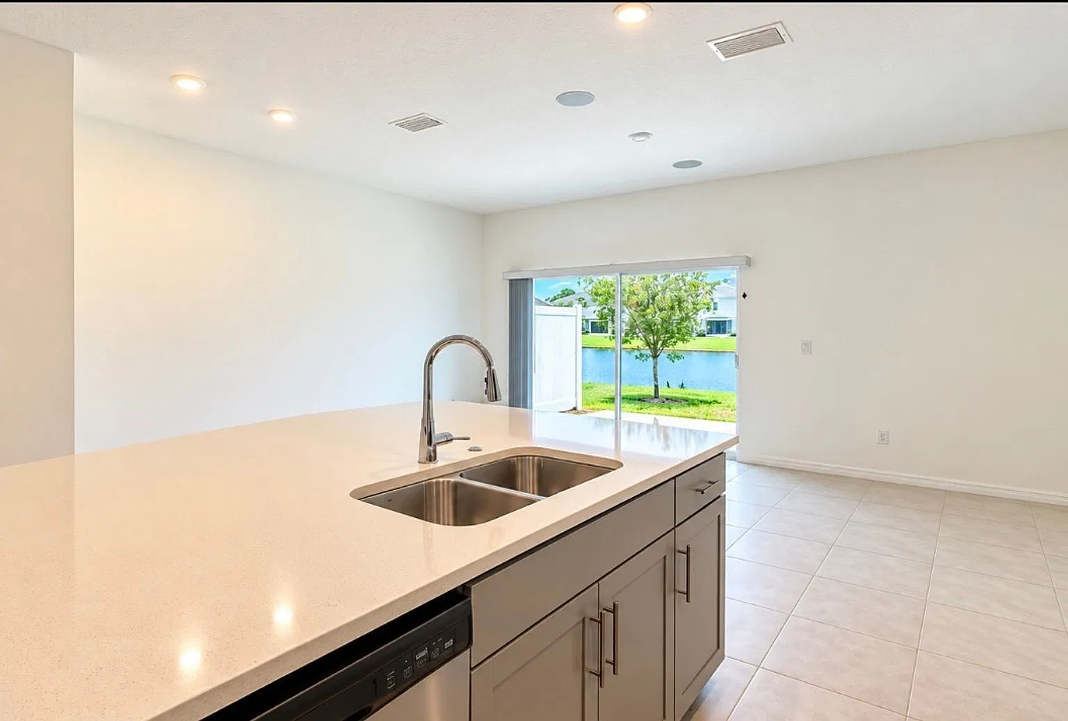 Modern 3BR, 2.5BA Townhome in Nokomis — Photo 4